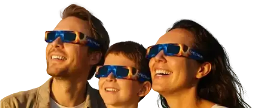 Familia sonriendo y mirando al sol con gafas de eclipse solar Spectrum, observación segura para todas las edades.