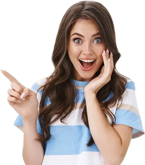 Mujer entusiasmada señalando la oferta especial de preventa de gafas de eclipse solar Spectrum.