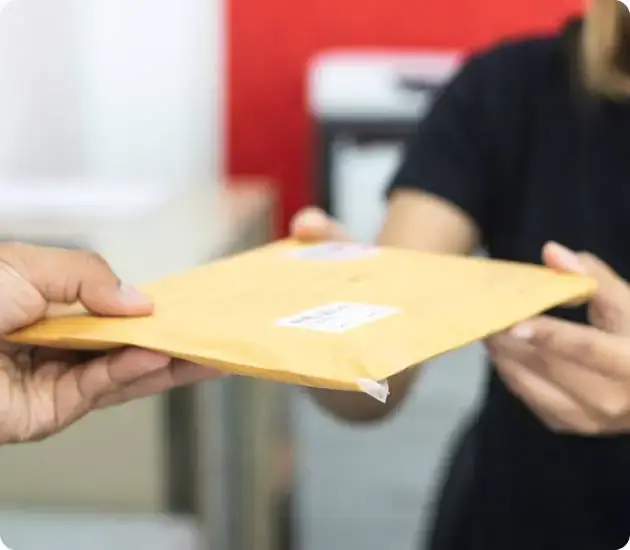 Entrega a domicilio de las gafas de eclipse Spectrum en un sobre protector.