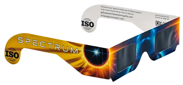 Vista en ángulo de las gafas de eclipse Spectrum que muestra la homologación ISO y los filtros solares protectores.