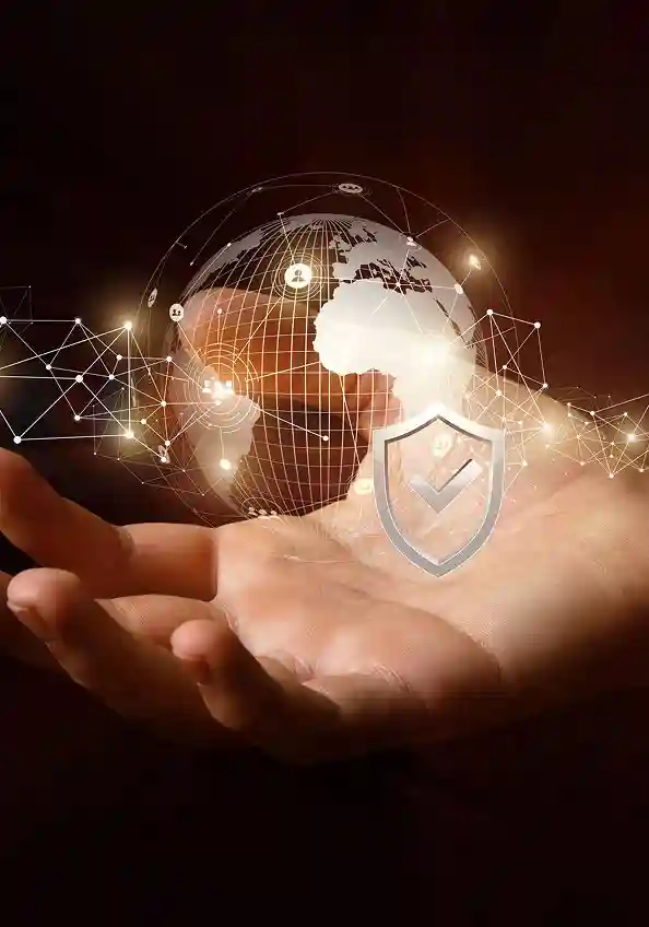 Mano sosteniendo un globo digital con un escudo de seguridad que representa los estándares de calidad y seguridad del producto.