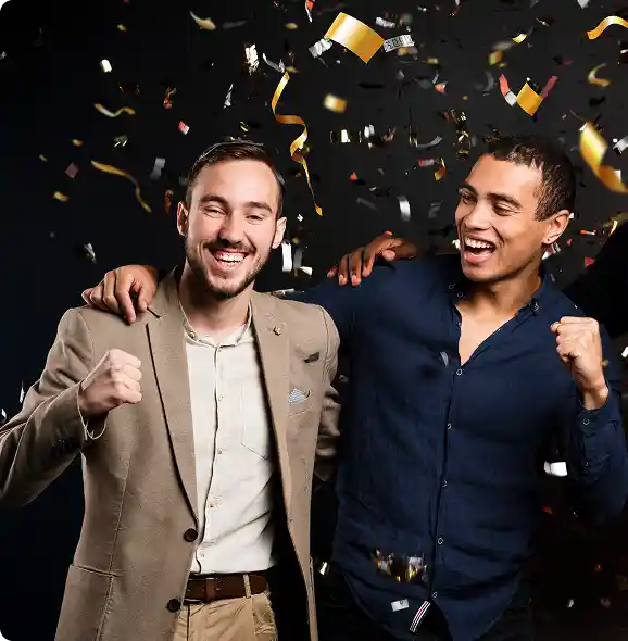 Ganadores celebrando los premios de las promociones y sorteos de gafas de eclipse Spectrum.