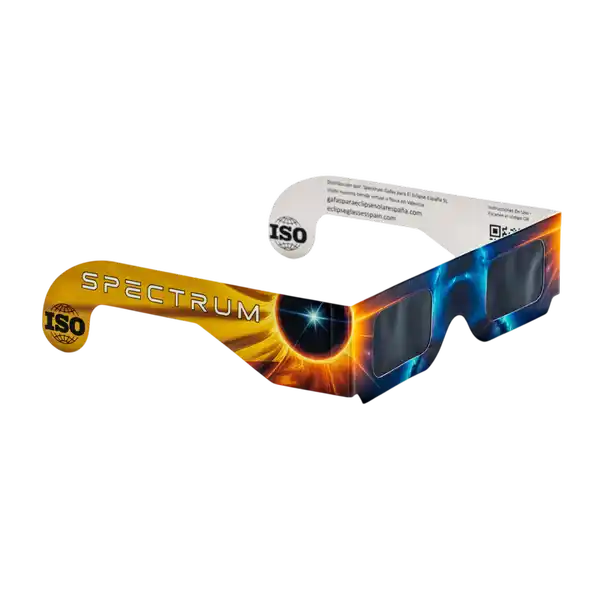 Vista en ángulo de las gafas de eclipse Spectrum mostrando el logo de certificación ISO y los filtros solares de protección.
