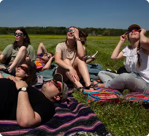 Grupo disfrutando de un picnic al aire libre tras ganar el sorteo de una cesta de picnic promocional de Spectrum.