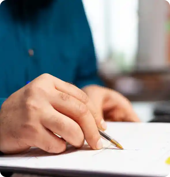 Persona revisando documentos y una lista de verificación con las pautas del programa de recomendación Win-Win de Spectrum.