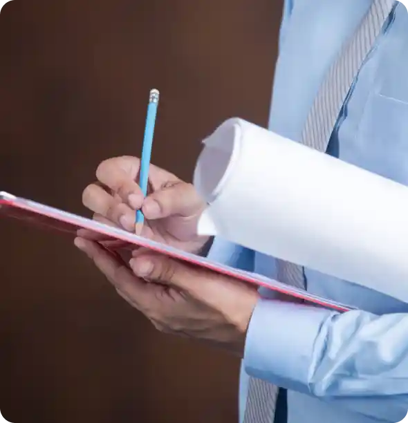 Primer plano de una mano escribiendo notas para explicar los detalles y las recompensas del programa Win-Win de Spectrum.