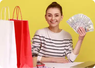 Socio sonriente sujetando dinero en efectivo para animar a los usuarios a unirse al programa de afiliados de Spectrum y ganar comisiones.