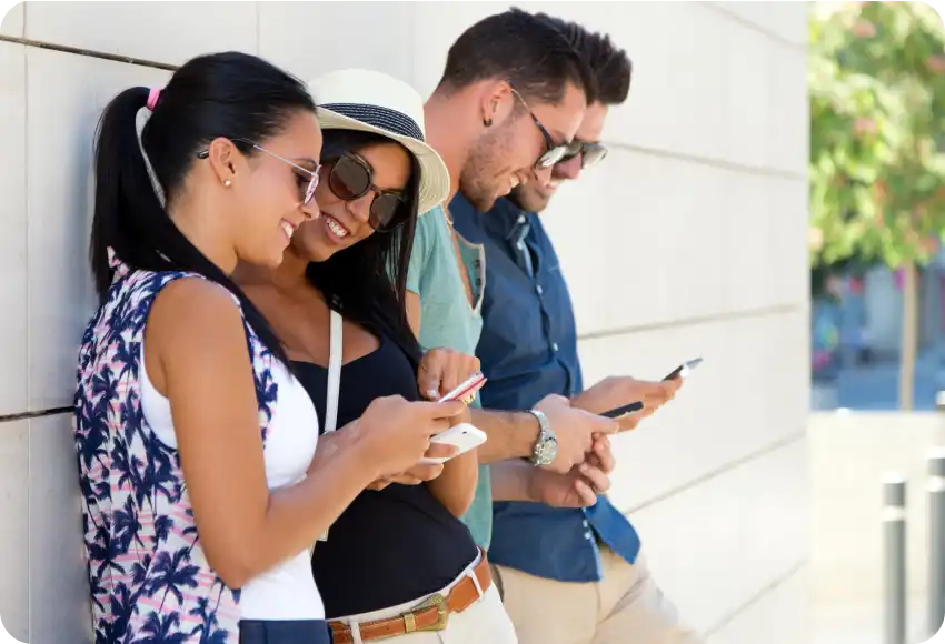 Personas utilizando activamente sus smartphones para hacer clic en enlaces, representando el alto índice de clics (CTR) en las promociones de afiliados de Spectrum.